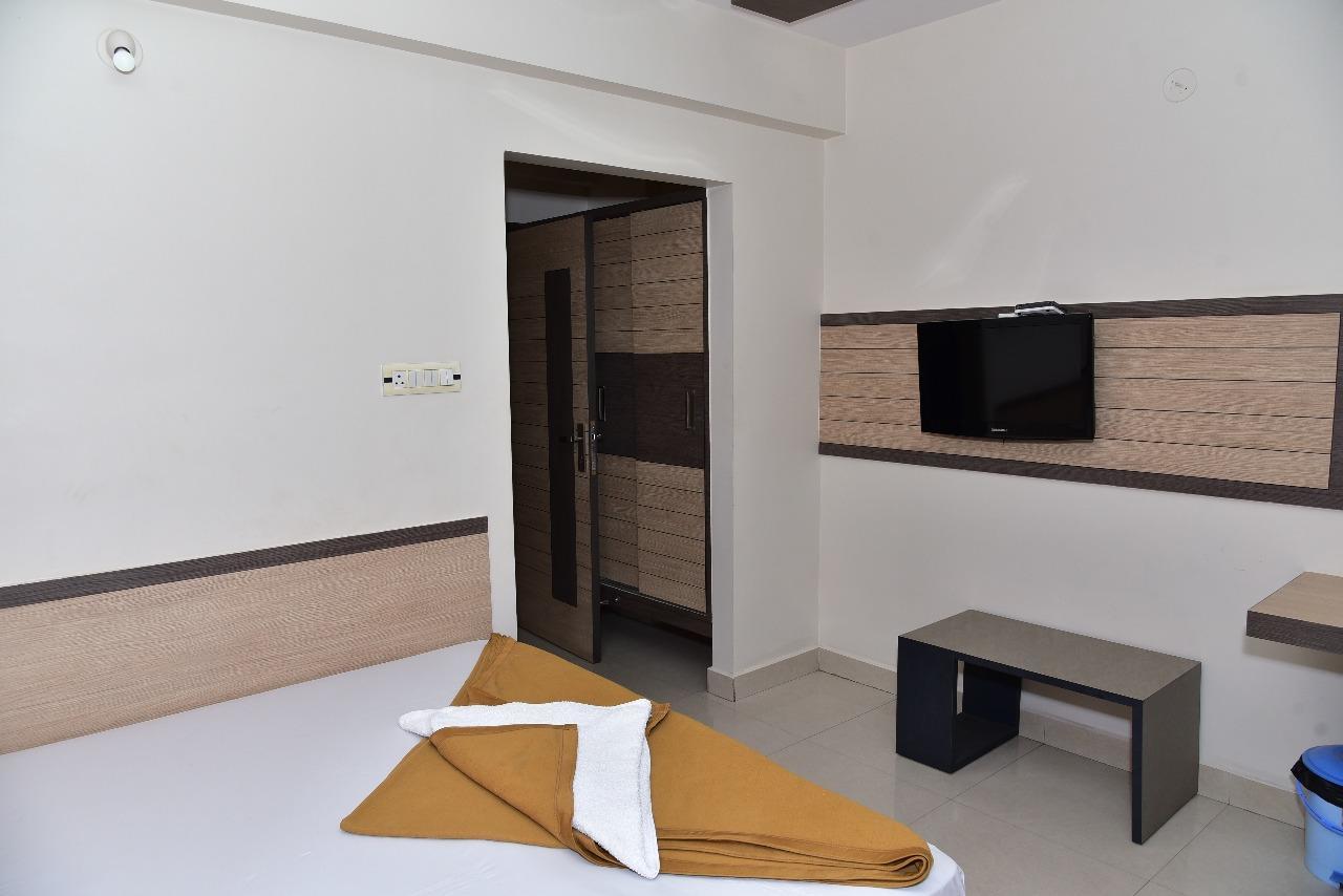 Iroomz Dwaraka Residency Белларі Екстер'єр фото