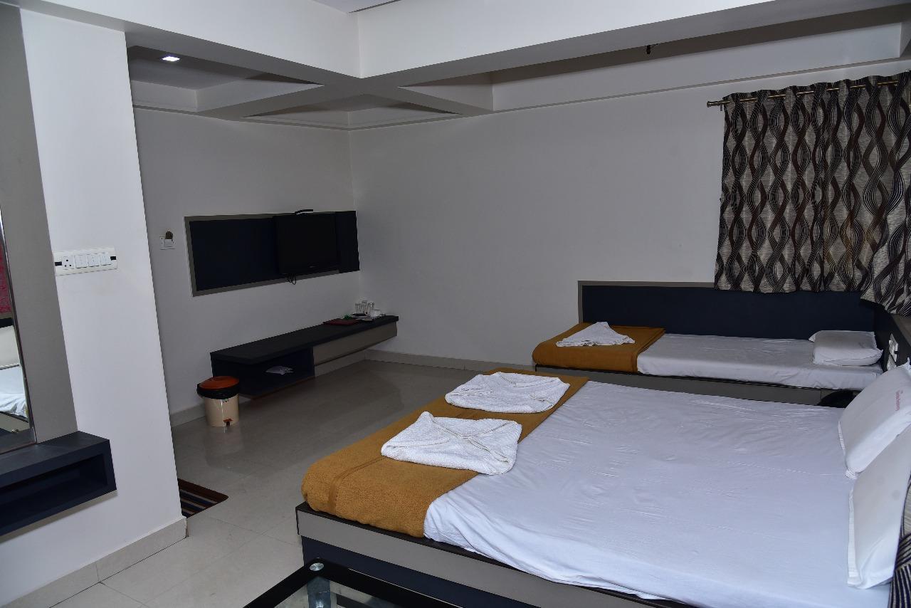 Iroomz Dwaraka Residency Белларі Екстер'єр фото