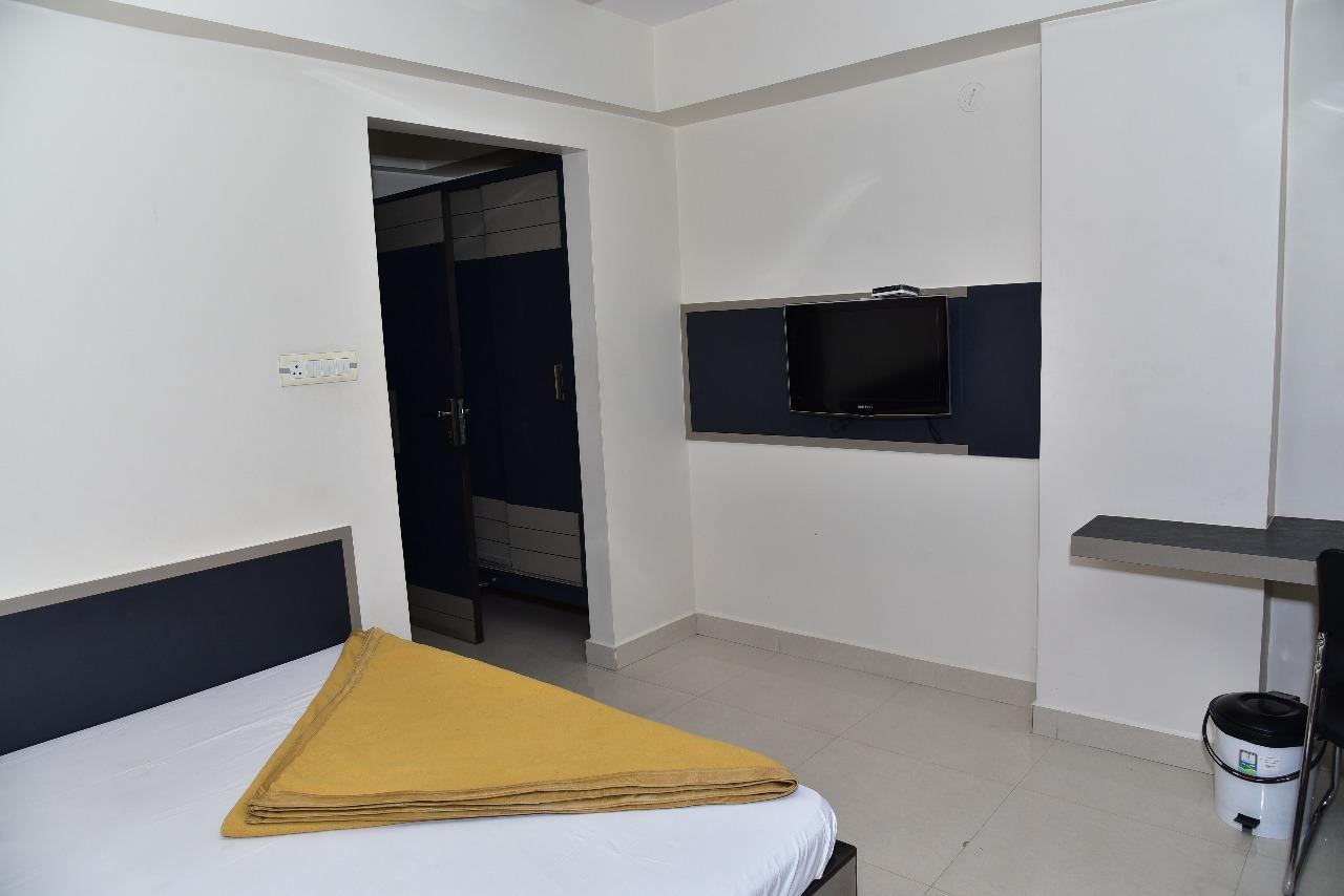 Iroomz Dwaraka Residency Белларі Екстер'єр фото