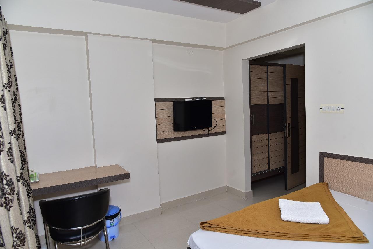 Iroomz Dwaraka Residency Белларі Екстер'єр фото