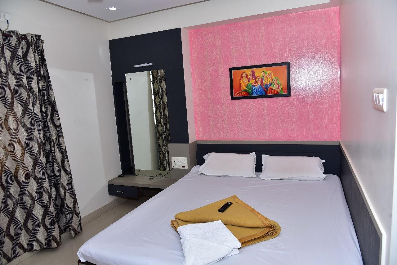 Iroomz Dwaraka Residency Белларі Екстер'єр фото