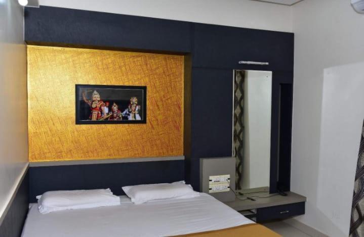 Iroomz Dwaraka Residency Белларі Екстер'єр фото